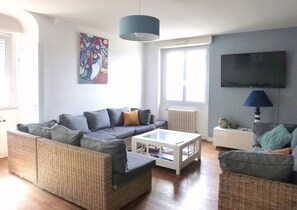 Fernseher, DVD-Player, Bücher