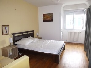 8 Schlafzimmer, Schreibtisch, Bügeleisen/Bügelbrett, Reisekinderbett