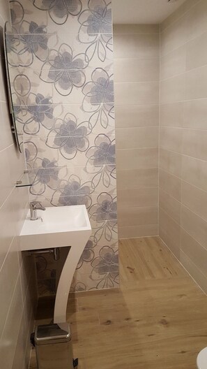 Shower, hair dryer, towels, soap - Bed and Breakfast L'herbe aux Vaches (Saint-Pierre-Azif)