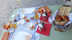 Outdoor dining - Bed and Breakfast L'herbe aux Vaches (Saint-Pierre-Azif)