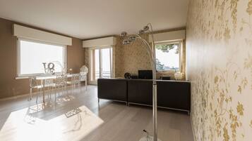 Télévision, lecteur de DVD, livres, chaßne hi-fi