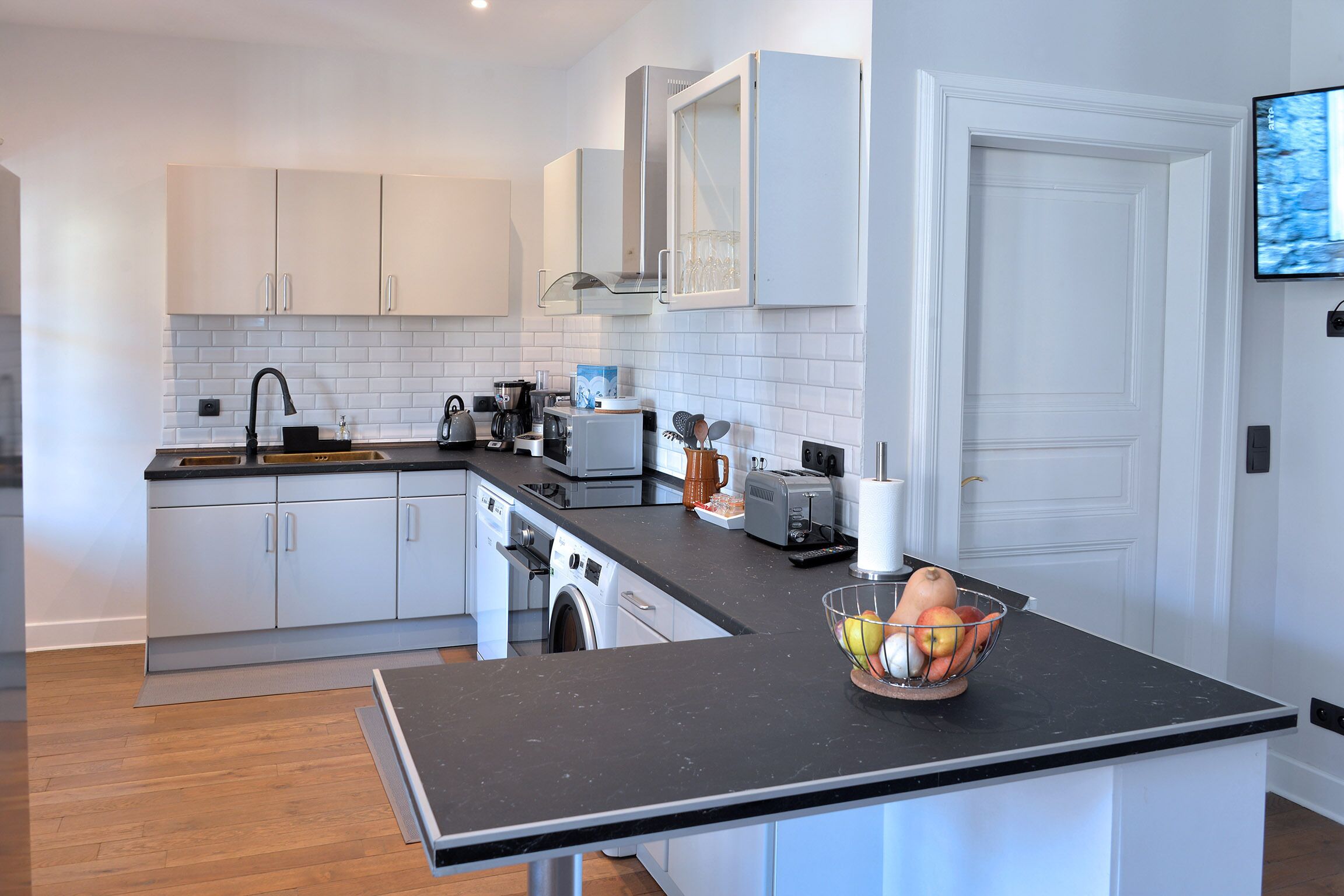 Réfrigérateur, micro-ondes, four, plaque de cuisson