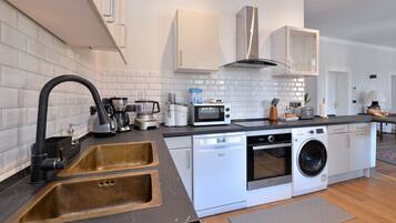 Een koelkast, een microgolfoven, een oven, een kookplaat