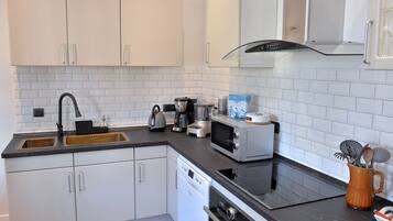 Een koelkast, een microgolfoven, een oven, een kookplaat