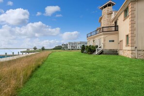 Property grounds - Luxurious Waterfront Retreat: Unwind in Hamptons Paradise (The Hamptons)