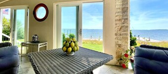 Luxurious Waterfront Retreat: Unwind in Hamptons Paradise