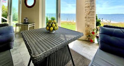 Luxurious Waterfront Retreat: Unwind in Hamptons Paradise