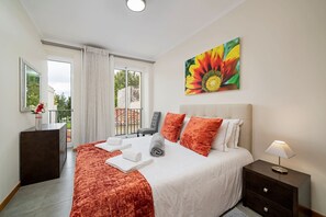 2 habitaciones, escritorio, tabla de planchar con plancha y wifi 