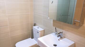 Douche, sĂšche-cheveux, serviettes fournies, savon