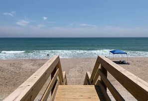 Perto da praia, espreguiçadeiras 