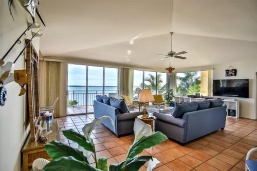 A Pirates Great Escape ~ 3bed/2baths Ocean View Boat Slip included