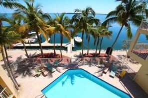Una piscina al aire libre, una piscina climatizada