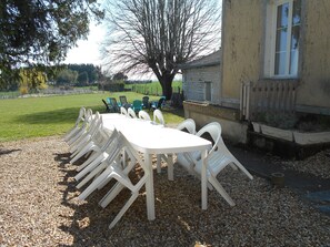Outdoor dining - La ferme de deux Ifs (Rilly-sur-Vienne)