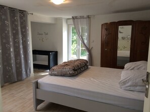 5 bedrooms, iron/ironing board, travel cot, free WiFi