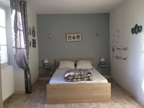 5 chambres, fer et planche à repasser, lit de bébé portatif