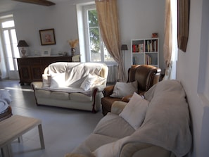 TV, DVD player, ping pong, books