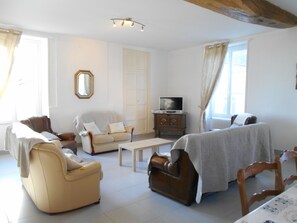 Televisión, reproductor de DVD, tenis de mesa y libros 