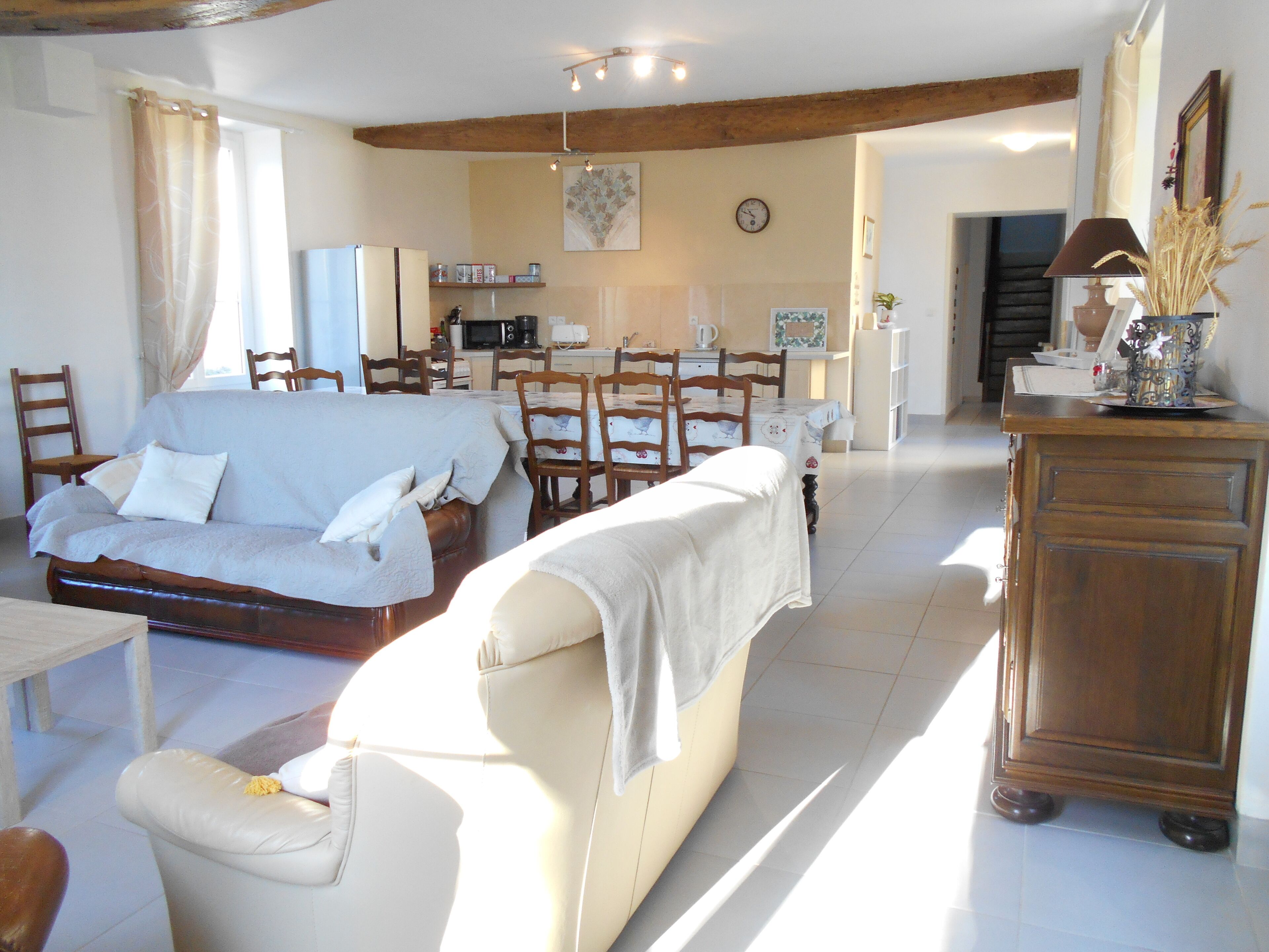 Una televisión, un reproductor de DVD, una mesa de tenis de mesa, libros