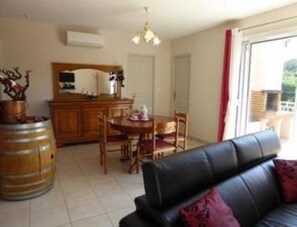 Télévision, lecteur de DVD, chaîne hi-fi