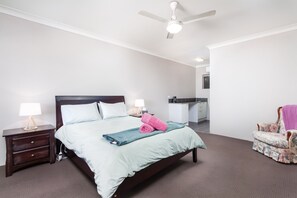Tabla de planchar con plancha, wifi, ropa de cama