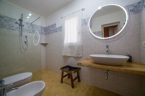Dusche, Haartrockner, Bidet, Handtücher
