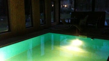 Una piscina techada, una piscina climatizada
