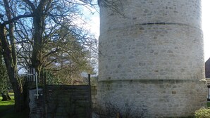 A stone tower with a wooden pathway leading to it. - atypical cottage with heated pool and covered in a beautiful & calm (Bruyères-et-Montbérault)