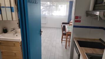 Micro-ondes, cafetiĂšre/bouilloire, chaise haute