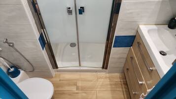 Een haardroger, handdoeken