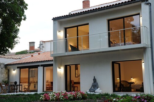 Close to the market, house in quiet garden. A haven of greenery. listed 4 ****