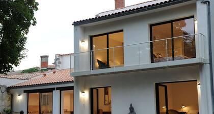 Close to the market, house in quiet garden. A haven of greenery. listed 4 ****