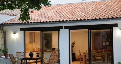 Close to the market, house in quiet garden. A haven of greenery. listed 4 ****