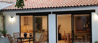 Close to the market, house in quiet garden. A haven of greenery. listed 4 ****