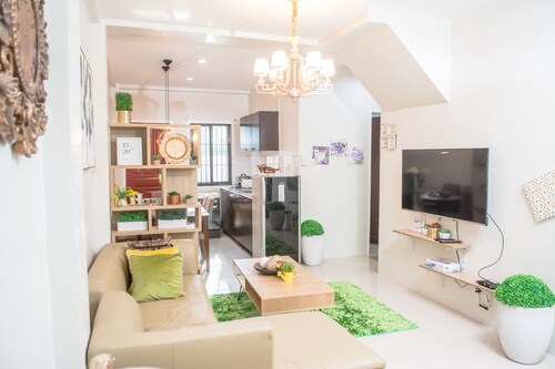Mailz Haven Door 5 Modern 4BR apartment near SM