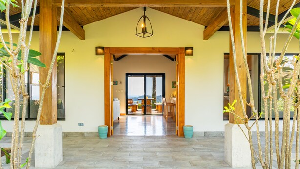 A spacious entrance with a wooden ceiling and a view into a dining area. - Stunning house - your oasis in Samara, 3 minutes to beach (Sámara)