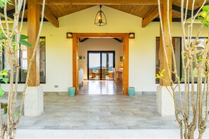 A spacious entrance with a wooden ceiling and a view into a dining area. - Stunning house - your oasis in Samara, 3 minutes to beach (Sámara)