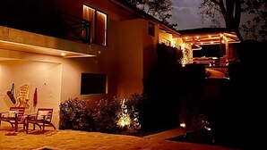 A modern house with a swimming pool, a covered outdoor area, and a large tree. - Stunning house - your oasis in Samara, 3 minutes to beach (Sámara)