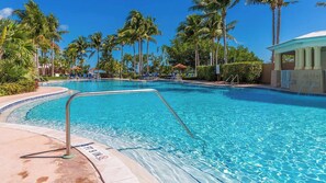 Een buitenzwembad, een verwarmd zwembad