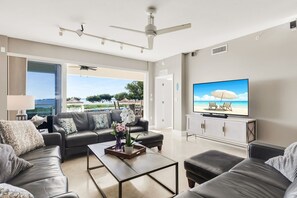 Smart TV - Mariners Club # 314  3 Bed 2.5 Bath Key Largo Beachfront Luxury Ocean views and 3 bedroom 2.5 bath condo (Key Largo)