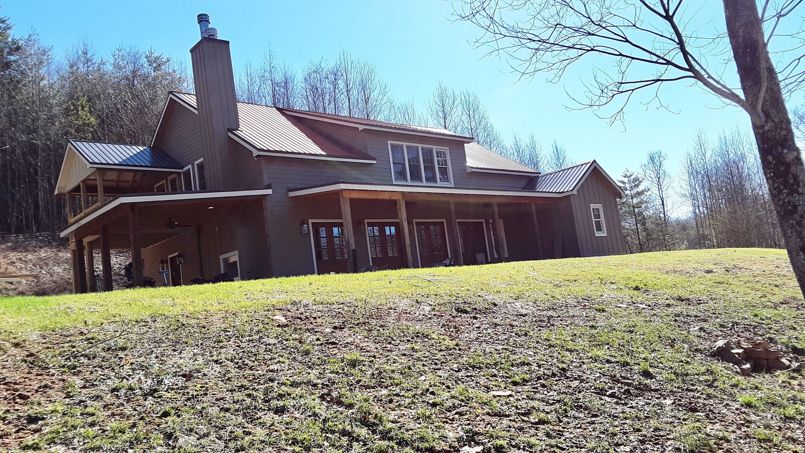 Mountain Farmhouse, convenient location & family farm