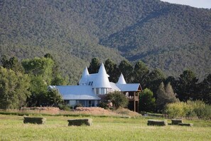 Property grounds - Wisehart Springs Inn (Paonia)