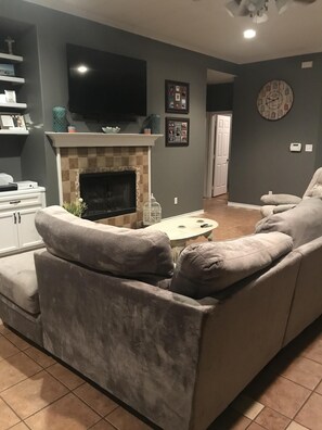 Televisio, takka, DVD-soitin