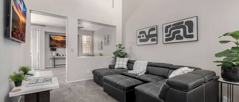 Smart TV, chimenea, videojuegos, oficina