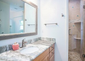 Bathtub - Yellowtail for Dinner  Ground-Level Waterfront 3BR Home with Pool & Dock on the Gulfside (Marathon)