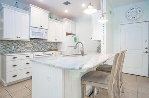 Ovn, kokeplater, kaffetrakter/tekoker og kjøkkenutstyr