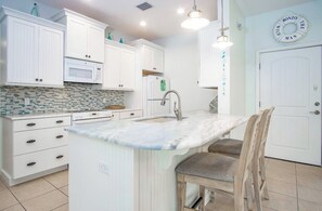 Ofen, Herdplatte, Wasserkocher mit Kaffee-/Teezubehör