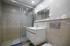 Shower, towels - Parque Santiago I 62 - Two Bed (Playa de la Américas)