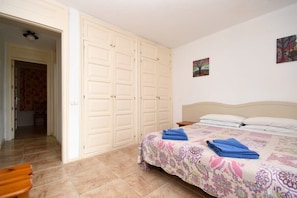 2 bedrooms, iron/ironing board, Internet, bed sheets