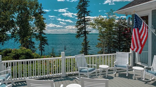 Vues en eau libre et au coucher du soleil sur les collines de Camden et l'île d'Islesboro