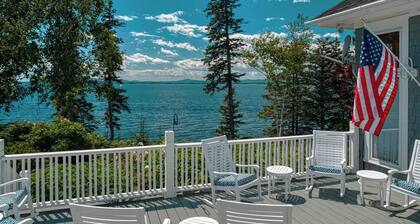 Vues en eau libre et au coucher du soleil sur les collines de Camden et l'Ăźle d'Islesboro